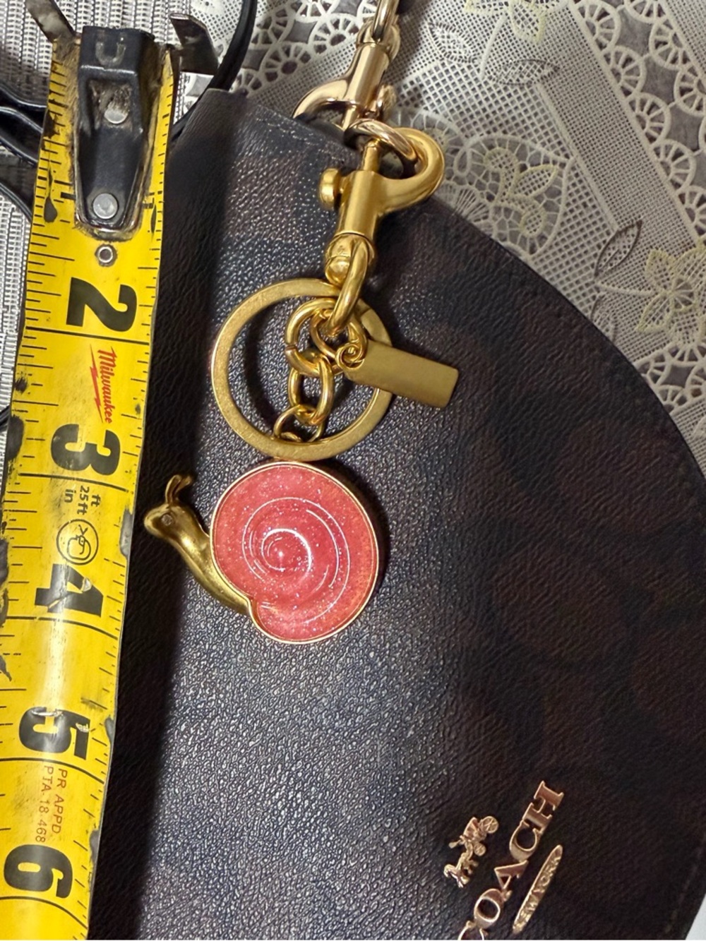 Gold-Tone Snail Keychain with Sparkling Pink Enamel /Llavero Caracol 🐌 charm Bag - Picture 3 of 4